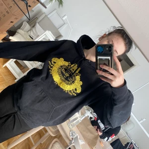 Supreme hoodie i L - Sitter som en M, bra skick förutom lite urtvättad, annars bra! 500kr + frakt, pris går absolut att diskutera 