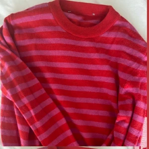 Superfin Zara tröja - Randig tröja från Zara i storlek S😍 Endast använt två gånger, så i jättebra skick🤝 Möts helst upp, men annars fungerar frakt fint! 