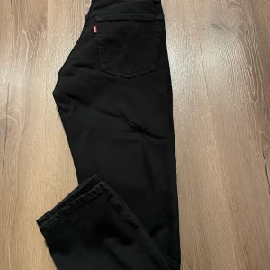 Levis 501 crop - Säljer ett par superfina Levis 501 i strl 26/26. Andända under ca 1 månad så de är i fint skick ☺️
