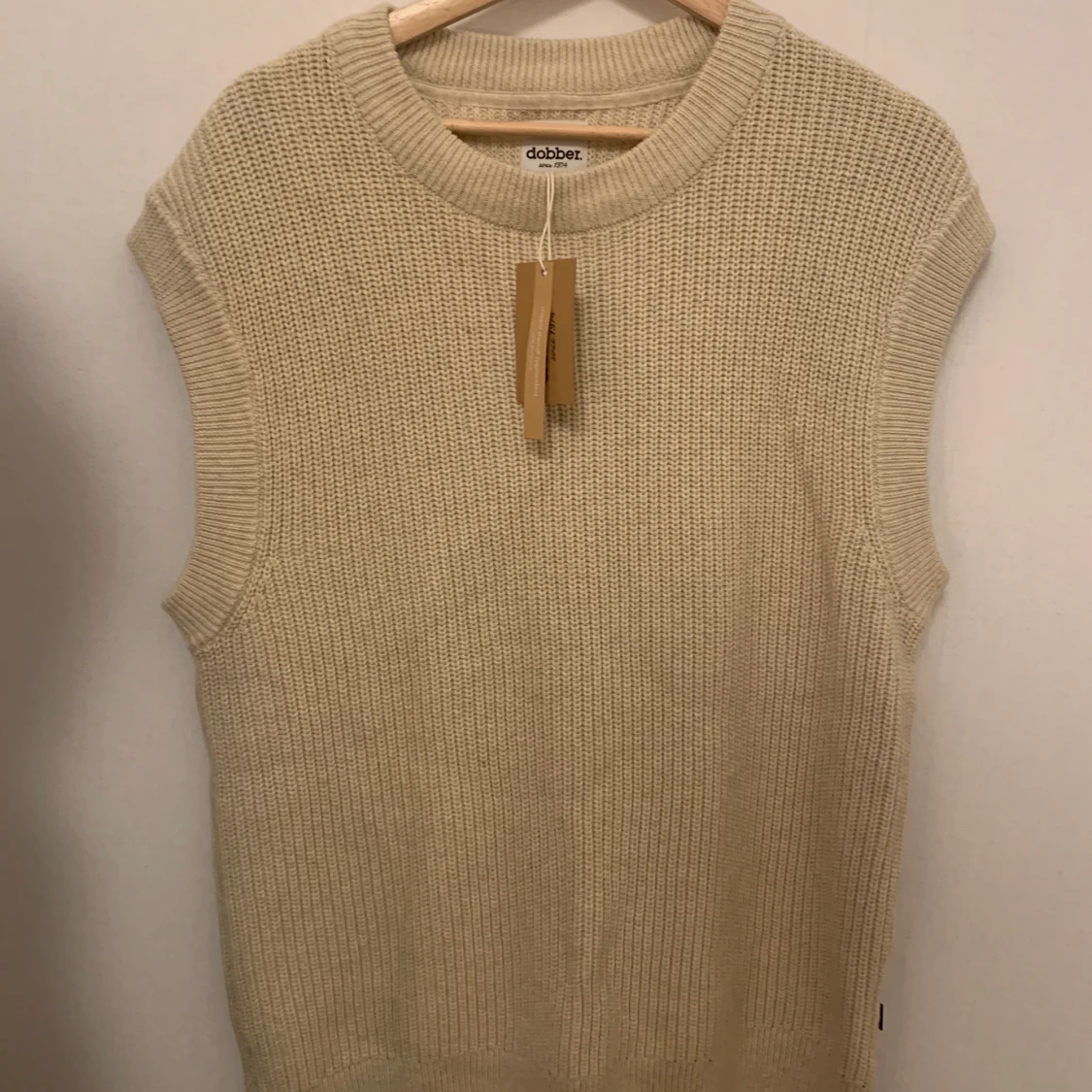 Oanvänd stickad väst 