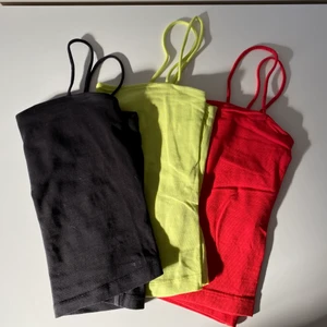 linne  - basis och superbra linnen. Säljer i röd, gul och tre svarta 🤍 det gula och röda är i storlek s, dom svarta i xs. Säljer för 30kr styck, eller alla för 90kr + frakt☺️