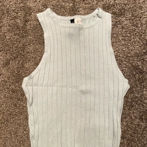 Blå topp - Blå topp från h&m. Blåare i verkligheten. I fint skick . Kolla in min profil säljer massa annat! Om du är intresserad av fler saker kan vi komma överens om ett paketpris☺️