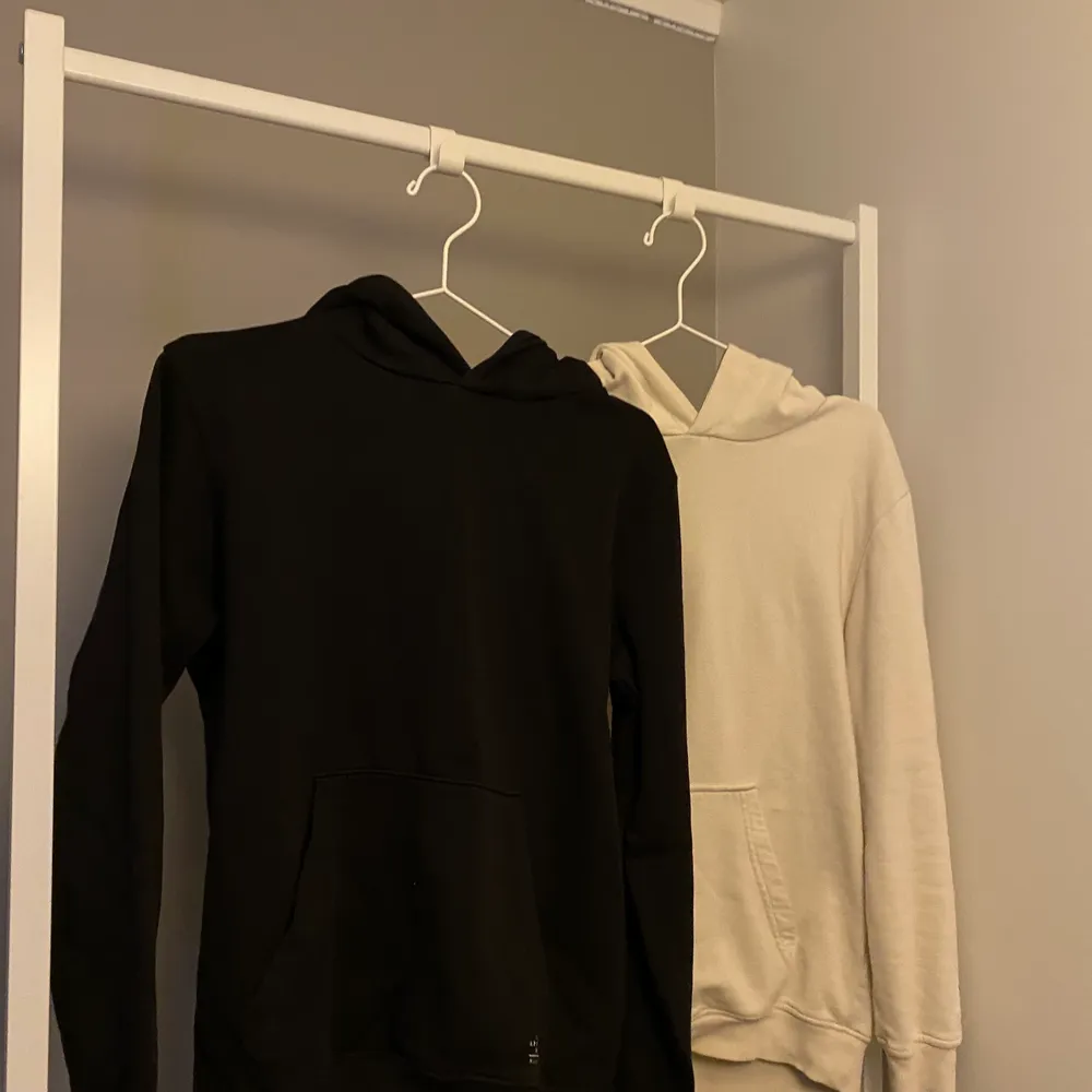 En svart och en gräddvit hoodie från Kappahl i storlek 158/164 eller xs. 100kr+ frakt för båda🤍. Hoodies.