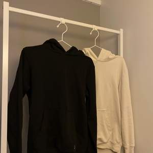 En svart och en gräddvit hoodie från Kappahl i storlek 158/164 eller xs. 100kr+ frakt för båda🤍