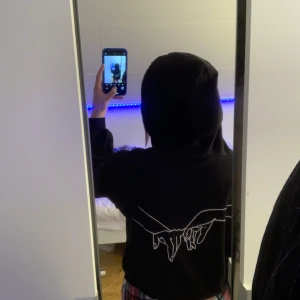 Tröja/hoodie - Säljer dehära 2 hoodies från shein . Båda två för 70!❤️