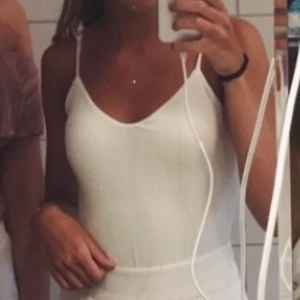 Vit body - Säljer en vit body från Bikbok. 50kr+ frakt eller mötas upp i Göteborg eller Karlskrona.