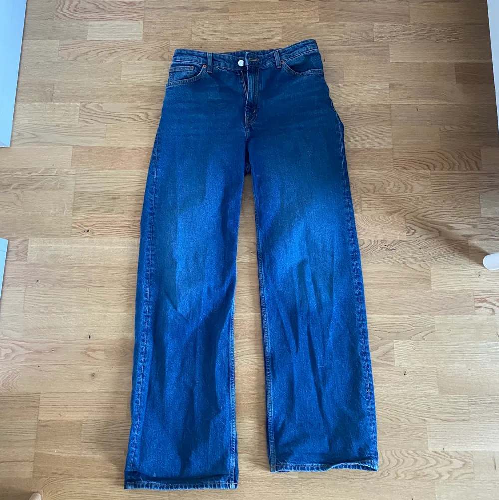 Monki byxor i strolek 29. De var dock lite stora för mig och jag skulle rekommendera de till någon som har storlek 38/40. Sparsamt använda och därmed i mycket bra skick! Nypris 400kr. Jeans & Byxor.