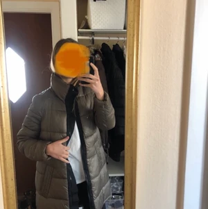 Dunjacka  - Lång dunjacka av tunnare modell! Metallic/brun. Knappt använd. Perfekt att ha under kalla våren 🌞