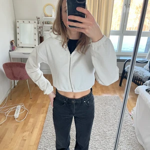 nelly zip hoodie  - superfin knappt använd croppad zip up hoodie från nelly😊💖