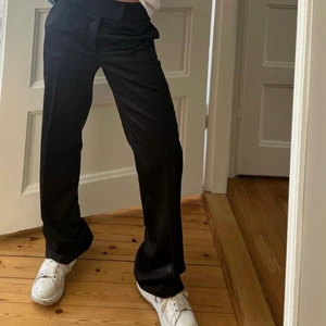 Kostymbyxor - Lågmidjade svarta kostymbyxor köpta second hand, storlek 36, 300kr