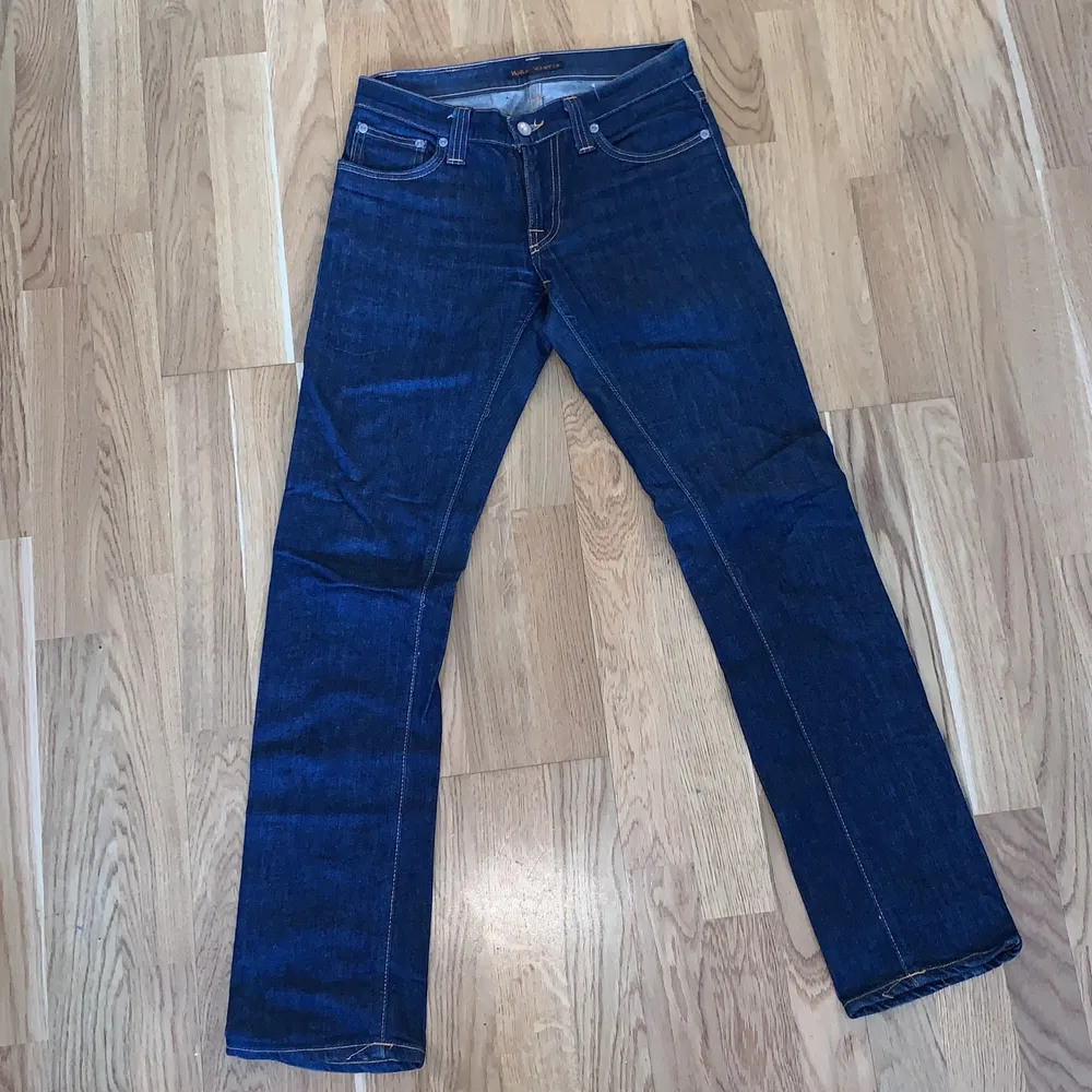 Lågmidjade skitsnygga Nudie-jeans som tyvärr inte passar mig. Jätte bra skick! 💙FRAKT TILLKOMMER💙.                    Längd 97cm/Innerbenslängd 78cm/Midja 79cm. Jeans & Byxor.