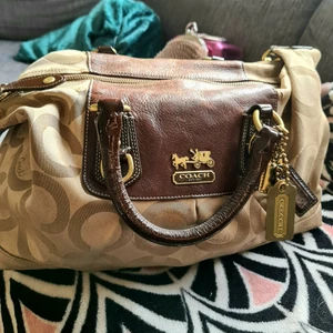 Coach Väska  - fin guld och brun väska, Äkta Coach, Jag köpte den för 10 år sedan i new york,Jag har använt det mycket. Startbud 400kr