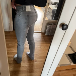 Grå lågmidjade jeans med slits - Ett par supersköna och fina lågmidjade jeans från weekday som jag själv gjort slits på. Använda några få gånger så i bra skick. Säljer för att jag har ett till par liknande.