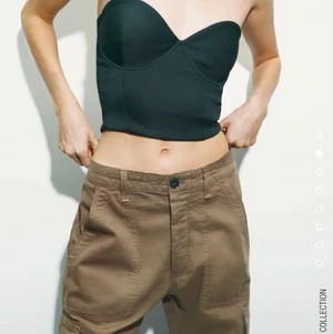 Grön korsettopp  - Grön korsettopp från zara, aldrig använd med lapparna kvar! Stl M, passar S/M