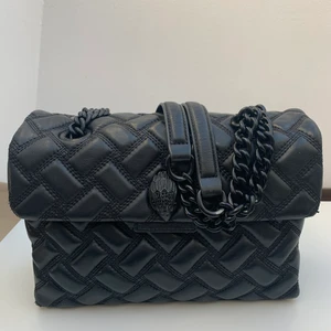 Kurt geiger väska  - Säljer nu min super fina Kurt geiger väska i fint använt skick, se bild 2. Nypris 2 595kr.💖Den stora storleken. 