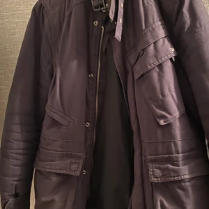 Stilig Vårjacka Raw G-star - Säljer G-star raw original vårjacka, Knappt använd pga liten i storlek ”M” Tjock vårjacka som man kan använda även på vintern . Finns i Helsingborg. I fint skick. Köptes för 2200kr för nåt årsen och knappt kommit till användning.   Pm för mer info 😊 