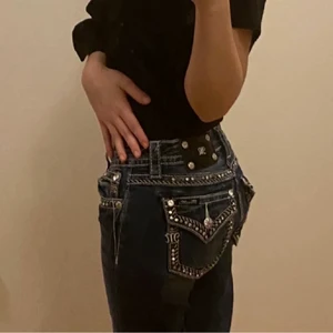 Miss me jeans  - FÖRSTA BILDEN LÅNAD! Säljer liknande ❤️ Populära MISS ME JEANS med tryck på fickorna och cool stitching + tryck på knapparna, storlek W27. Modell ”loose saddle stitch border skinny jeans”. Gott skick, nypris ca 950 svenska kr. Midja: 73cm, innerbenslängd: 72cm.