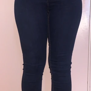 Mörka jeans - Mörka skiny jeans storlek M❤️