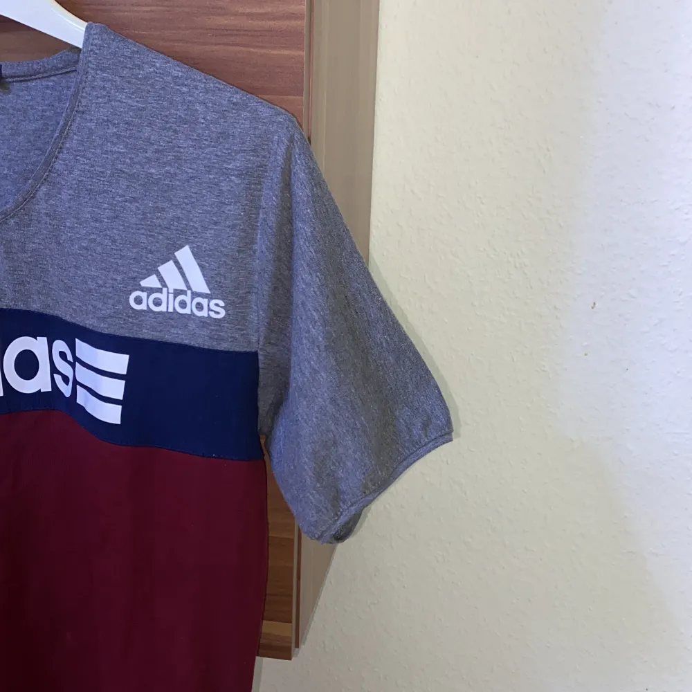 Säljer min adidas T-shirt pågrund av att den inte kommer till andvändning💕. T-shirts.