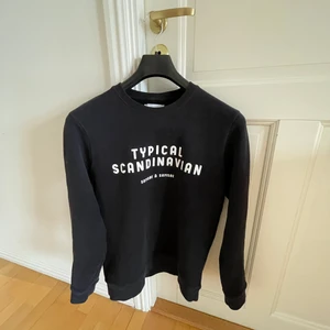 Svart Samsoe & Samsoe collegetröja - Rensar inför min flytt och säljer min snygga sweatshirt från Samsoe & Samsoe. Använd men i gott skick. Bra kvalitet. 100% bomull - superskön! 