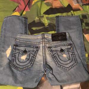 Säljer dessa mäktiga True Religion jeans storlek 30 🙏🙏😎 Väldigt bra skick på dessa - kanske bakfickorna är lite vikta, men bara det som flaw 🥱🥱👍 (Section Ricky Super T, Seat 34) 1500kr 🤑🤓🤓🤓
