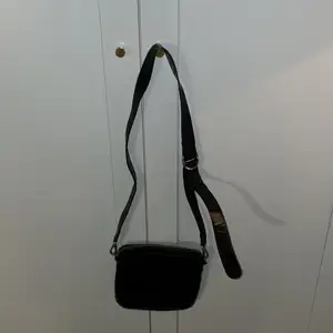 Väska från COS i svart