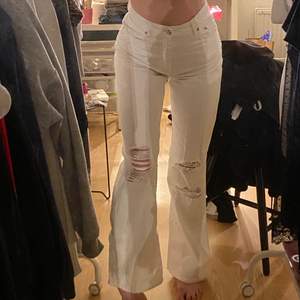 Säljer mina favvo vita jeans då de är för små för mig nu:( de är i storlek 36/S. Hör bara av er vid funderingar med mått osv🥰