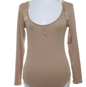 Beige body - Beige dsm body med knappar upptill, skön men urringad. Använd 1 gång, bra skick och material.