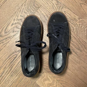 Sneakers från Zara  - Sneakers från Zara i marinblått 