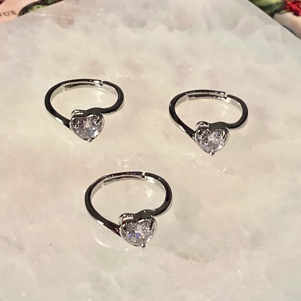 säljer dessa urgulliga ringarna med ”kristall” hjärtan! <3 finns 4 stycken! pris 49kr styck, frakt 13kr :D de är även justerbara! kolla gärna in mina andra annonser också! . Accessoarer.