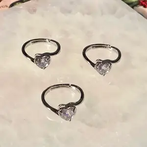säljer dessa urgulliga ringarna med ”kristall” hjärtan! <3 finns 4 stycken! pris 49kr styck, frakt 13kr :D de är även justerbara! kolla gärna in mina andra annonser också! 