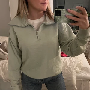 Sweatshirt/Ziphoodie  - Säljer min fina fina ljus gröna sweatshirt/ziphoodie från MANGO  som inte längre kommer till användning. Storlek S, 