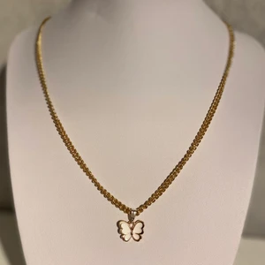 Handgjort halsband - Ett handgjort halsband med en fin fjärilsberlock! För varje sålt smycke kommer jag att skänka 10kr till organsiationer som hjälper till under kriget i Ukraina!💙💛