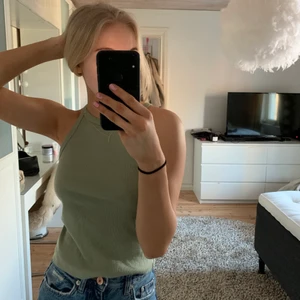 Grönt linne - Superfint grönt linne som är helt nytt, aldrig använt! Köptes på NA-KD i höstas💞