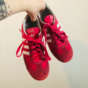 Rosa sneakers, Adidas! - Rosa adidas i använd men bra skick! Märkt UK 3,5