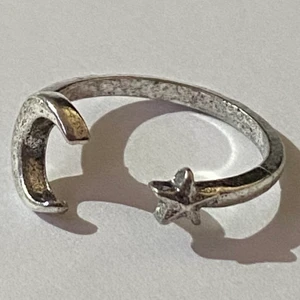 Ring - Silverring i form av en måne och stjärna.