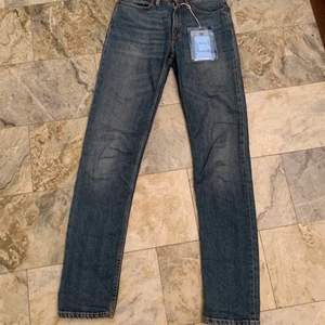 Acne jeans från projektet Blå Konst, väl använda men mycket omhändertagna och fräscha utan några skador. 23 (midja) 28 (längd). Tjejstorlek, men jag som kille har haft dessa utan problem och Acnes jeans är generellt sett Unisex. Ordinarie pris 2000 🤝 Priset kan diskuteras
