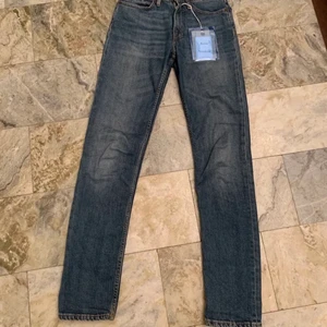 Acne Studios (BLÅ KONST) Jeans - Acne jeans från projektet Blå Konst, väl använda men mycket omhändertagna och fräscha utan några skador. 23 (midja) 28 (längd). Tjejstorlek, men jag som kille har haft dessa utan problem och Acnes jeans är generellt sett Unisex. Ordinarie pris 2000 🤝 Priset kan diskuteras