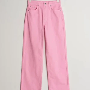 Rosa Jeans  - Säljer mina rosa jeans pågrund utav att dom är försmå för mig. Det är Ginatricots slutsålda rosa Idun straight Jeans i storlek 36. Aldrig använda förutom att jag testat dom💗 kan mötas upp beroende på vart du bor🤗