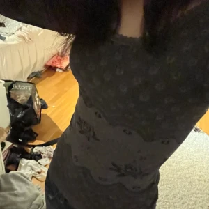 Grå tröja - Grå tröja med gulliga ljusare detaljer. Nästan aldrig använt och väldigt skönt material. Jag kan mötas upp i Stockholm eller frakta, köparen står för frakten💕