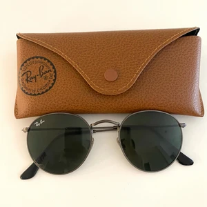 Ray-Ban solglasögon - Säljer nu mina Ray-Ban solglasögon. Ett par solglasögon som är väldigt snygga som tyvärr inte passar mig riktigt. Dom är i väldigt bra skicka då jag inte använt dom mer än 5 gånger och hoppas att du kommer använda dem mer flitigt. 