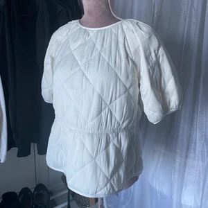 Balloon sleeve top ❤️ - Hej! Säljer denna söta Cecilie Bahnsen-inspirerade toppen från H&M ❤️ Fina snördetaljer bak i ryggen och nacken. Går endast att justera storleken i nacken 😃  Har endast använt den en gång, så är som ny. Köpte den för 500kr ❤️