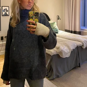 Grå stickad polotröja  - Säljer min jättesköna stickade polotröja från h&m. Såå skön och passar perfekt nu när det är kyligt. Den är använd fåtals gånger bara!!🤠