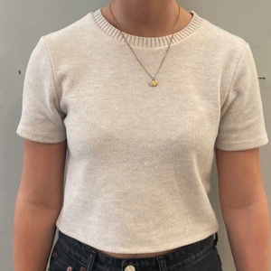 Zara t-shirt - Slutsåld mjuk tröja från zara. Använd 1 gång💗 