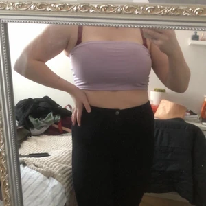 Lila tubtopp stradivarius  - En helt som ny tröja. Användet kanske 5 gånger enbart hemma aldrig ute. Storlek L. Väldigt stretchig 