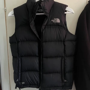 The north face väst - Säljer en The North Face väst för tjejer i storlek Xs. Jag köpte den för 900kr här på plick i exakt samma skick som den är i nu. För mer info eller bilder är det bara att skriva ✍️ 