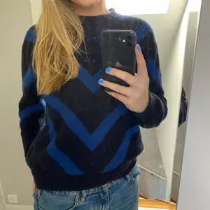 Marinblå stickad tröja från Lee med klarblå ränder 💙 (ursäkta smutsig spegel) 