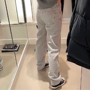 Jeans med slits - Exakt lika dans jeans på bilden fast med en liten slits ner i benen 💕💕 så fina men behöver samla pengar till ett par andra jeans jag vill ha 💔💕 strl 38 men passar 36/38 . Sitter bra på mig som är 168