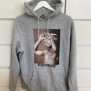 2pac hoodie strl L - Hur fin hoodie som helst från 2pac i storlek L, sparsamt använd och i jättebra skick! Köpare står för frakt☺️