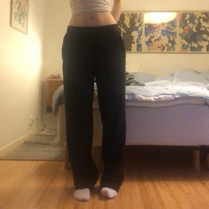 Svarta lågmidjade kostymbyxor - Perfekt långa enligt mig som är 170cm. Är W32/L32 men passar som S om man vill ha lågmidajade och inte supertighta. Jag brukar själv vara S och ungefär W26/L30